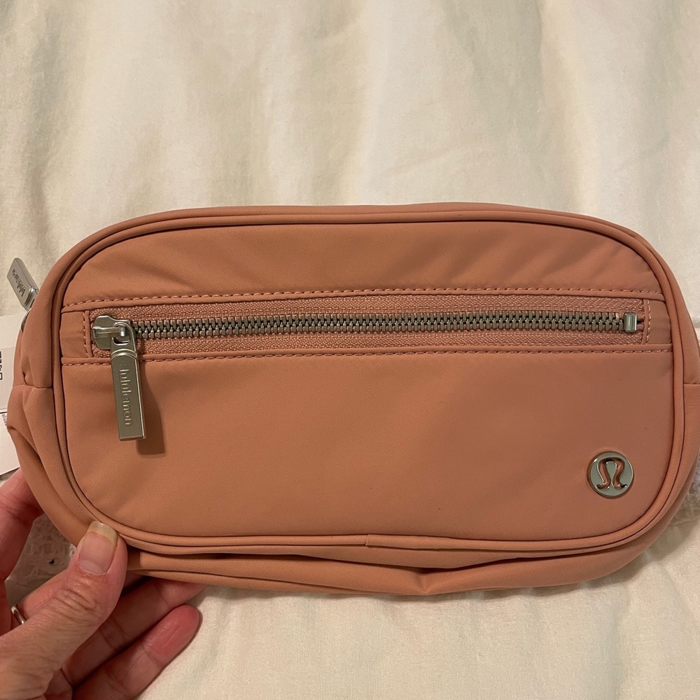 NWT - lulu belt bag